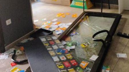 Interior de la oficina de Correos dañada por un novillo en Cintruénigo