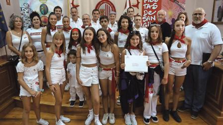 Foto de familia de homenajeados y premiados en los instantes previos al chupinazo de Sangüesa