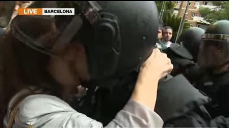 El beso "repentino y no consentido" de una mujer que denuncia el policía