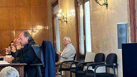 A la derecha, sentado tras los abogados y el fiscal, el anciano que mató a un ladrón que asaltó su casa en Porreres en 2018