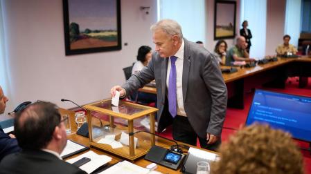 El parlamentario de UPN Pedro González Felipe deposita su voto en la urna, este martes