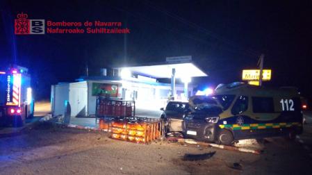 Imagen del coche entre una ambulancia y un coche en Lerín
