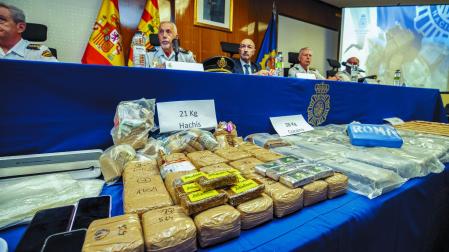 Droga intervenida en la operación, junto a los responsables policiales, en la rueda de prensa de Zaragoza