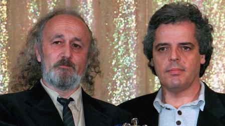El director navarro Montxo Armendáriz y el productor Andrés Santana, tras recibir el premio 'Ángel Azul', de la Academia Europea de Cine y Televisión, por 'Secretos del corazón", en noviembre de 1997