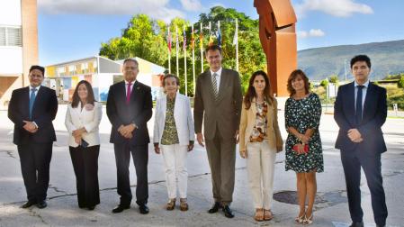 El embajador de Reino Unido en España, Hugh Elliott, ha visitado la empresa MTorres en Torres de Elorz junto a su esposa, Toni Elliott, el cónsul honorario británico en el norte de España, José Luis Briceño, el presidente de la Confederación Empresarial Navarra, Juan Miguel Sucunza, la presidenta de MTorres, Amparo Lusarreta, la vicepresidenta Yolanda Torres, el director técnico y de Innovación, José Manuel González Sesma, y la directora de Servicios Corporativos, Marisa Lusarreta