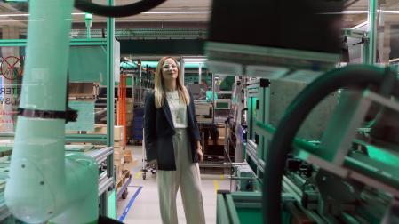 Raquel Gascó Caro, fotografiada en el interior de la planta de Schneider Electric en Puente la Reina, de donde fue directora durante dos años.	eduardo buxens
