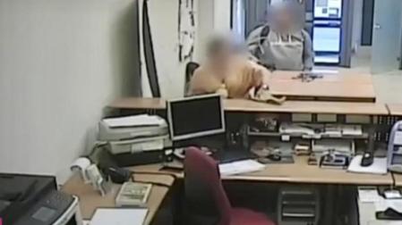 El atracador obligó a la empleada a limpiar con un trapo y amoniaco las partes del mostrador que él había tocado con el fin de borrar cualquier huella