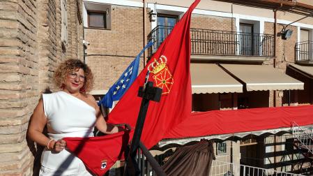La alcaldesa de Villafranca, Mª Carmen Segura, en el balcón del Ayuntamiento junto al cohete