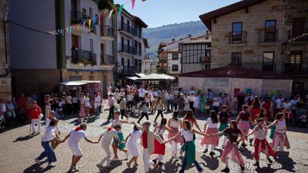 Aperitivos, bailes y misa en el día grande de las fiestas de Alsasua