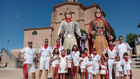 Comparsa local, con la corporación txiki y otros niños. Con ellos, las dos figuras, delante del la iglesia de San Miguel.
