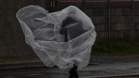 Un hombre camina por las calles de Cape Town