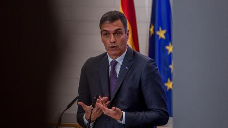 El presidente del Gobierno en funciones, Pedro Sánchez, en la sede de la Confederación Española de Organizaciones Empresariales (CEOE)