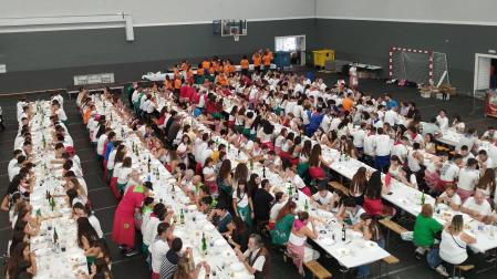 La pista del polideportivo convertida ayer en comedor para atender a alrededor de 700 comensales