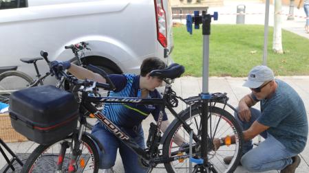 Asistentes resolvieron dudas y trabas de sus bicicletas en la Plaza del Castillo