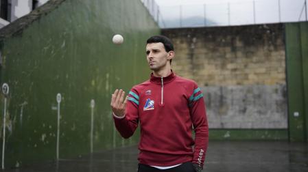 Jokin Altuna juega con una pelota en el frontón de Amezketa.