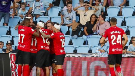Los jugadores del Mallorca celebran el primer gol del equipo balear durante el encuentro correspondiente a la quinta jornada de primera división que han disputado hoy sábado frente al Celta en el estadio de Balaidos, en Vigo