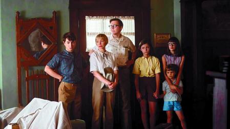 STEVEN SPIELBERG NIÑO La última película del ‘mago de Hollywood, ‘Los Fabelman’ (2023), es la cinta más personal del director de ‘E.T’, ‘Parque Jurásico’ o ‘La lista de Schindler’. En las dos horas y media del largometraje, Spilberg basa el argumento de su undécima película en sus experiencias de niñez y juventud y, sin tapujos, no solo habla de su relación con el cine sino de él mismo, sus padres, las infidelidades, el divorcio, el trauma, los abusos... “Durante el rodaje luché constantemente contra mis recuerdos. No podía desmoronarme en cada escena”, declaró en una entrevista con motivo del estreno. Con esta metáfora de sus recuerdos, deseaba algo más que exortizar sus demonios: “Quería que el público pudiera reconocer a su propias familias en ‘Los Fabelman’. Es una historia sin villanos. Es una historia sobre el perdón”.