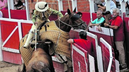 Momento en el que “Complejo” se arranca al caballo de picar, antes de romanear y derribarlo.
