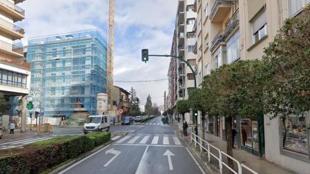 Imagen del semáforo situado en la calle Mayor de Burlada, a la altura del número 40