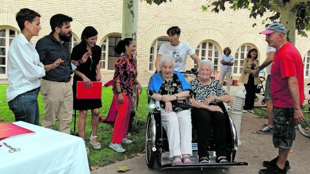 En la imagen, las residentes de la Real Casa de Misericordia de Tudela Natividad García Izquierdo y Rosi Lasheras García, primeras en pasear en la Yayacleta presentada ayer. A la izquierda, la presidenta del Gobierno foral María Chivite, Abel del Rey (Recicleta), Berta Miranda y Cristina Gallo