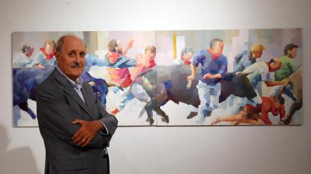 El arquitecto y ahora pintor José María Ordeig Corsini, delante de dos tablas de acrílico que componen el conjunto de ‘El encierro’