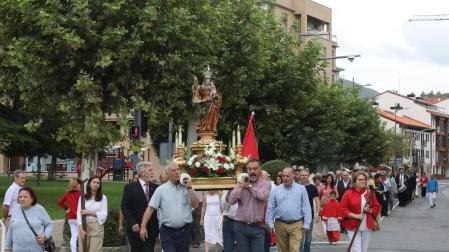 La Virgen del Rosario por las calles de Huarte seguida de su ciudadanía