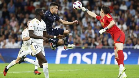 Kepa sale de puños ante Barrenetxea durante el encuentro