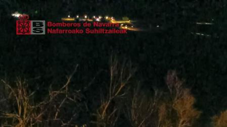 Labores de extinción de un incendio que se había declarado este domingo en una zona cercana al casco urbano de Cárcar