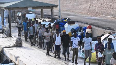 Inmigrantes recién llegados a la isla de Lampedusa, sur de Italia, tras ser rescatados por la Guardia Costera