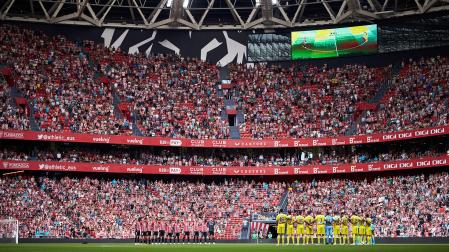 Jugadores de Athletic y Cádiz durante el minuto de silencio antes del encuentro de la Jornada 5 en San Mamés
