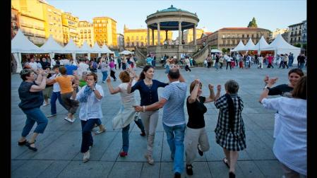 Como cada martes y jueves, la Plaza del Castillo acoge los bailables de txistu y gaita,