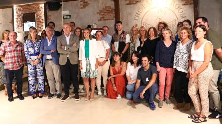 Profesores de medio centenar de centros educativos acudieron ayer a conocer las novedades de las nuevas visitas de Taberna. En primera fila, el cuarto por la izquierda, el CEO de Monbake, Aurelio Antuña. A su derecha, Cristina Ibarrola (alcaldesa de Pamplona) y a su izquierda, el director general de Educación, Gil Sevillano