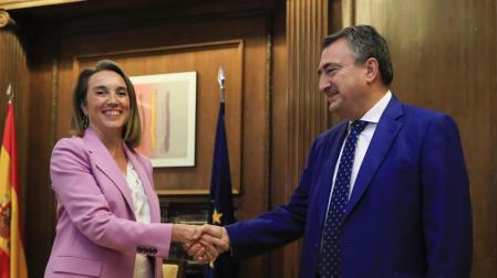 Cuca Gamarra (PP) y Aitor Esteban (PNV) se saludan antes de la reunión que han mantenido este lunes.