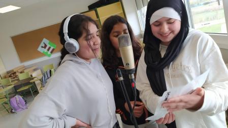 TAya, Yasmine y Wafa graban el curso pasado una de las canciones en su instituto, el IESO Castejón