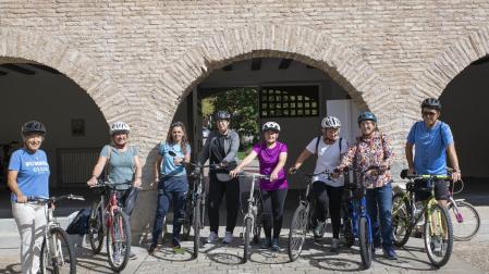 Las aprendices Socorro Pérez, Uxua Flores, Charo Jiménez, Merche López, Yolanda, Roque y María Jesús Urra junto con la especialista en bicicleta, Erkuden Almagro.