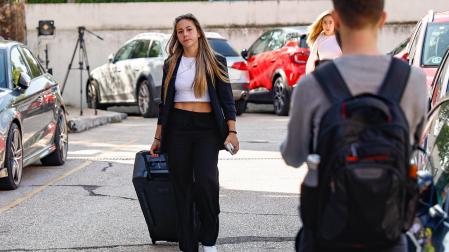 Las jugadoras internacionales españolas Athenea del Castillo (i) y Olga Carmona (al fondo) llegan al Hotel Tryp Alameda de Barajas (Madrid)