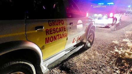 Efectivos de Bomberos participan en el rescate de un joven tras caer desde el mirador de Ubrique a una altura de diez metros