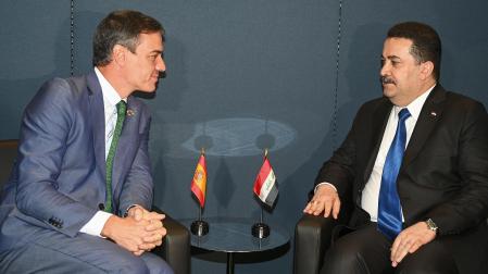 El presidente del Ejecutivo español en funciones, Pedro Sánchez (izda.) conversa con el primer ministro de Irak, Mohamed Shia al Sudani