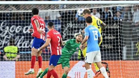 Momento en el que el meta del Lazio, Ivan Provedel, cabecea a gol en la última jugada del encuentro
