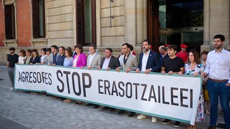 Concentración silenciosa bajo el lema "Agresores STOP erasotzaileei" en la puerta del Parlamento de Navarra sin la presencia de VOX