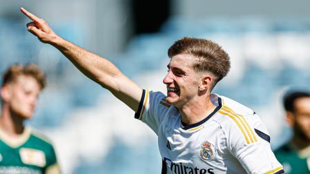 César Palacios Pérez celebra el gol de la victoria del Real Madrid juvenil