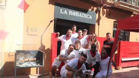 Integrantes de la peña La Robadica preparando su comida