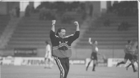 La alegría de Enrique Martín por uno de los goles de Osasuna en Santiago de Compostela.