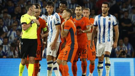 Barella reacciona tras ser expulsado con roja directa en una jugada que el VAR dejó en amarilla al italiano