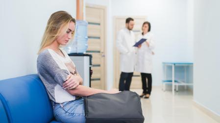 Mujer esperando en una consulta