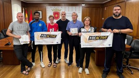 Representantes municipales y de algunos de los clubes participantes en la presentación del programa previsto para mañana