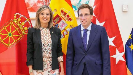 La alcaldesa de Pamplona, Cristina Ibarrola, y su homólogo en Madrid, José Luis Martínez-Almeida, durante la reunión de este viernes