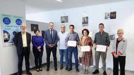 Ignacio Apezteguía, director general de Cultura - Institución Príncipe de Viana, junto a las personas galardonadas en el VI Certamen Fotográfico 'Paisajes con Memoria / Memoria duten Paisaiak'
