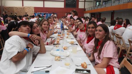 Asistentes a la comida que tuvo lugar en el polideportivo