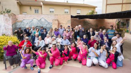 Usuarios y trabajadores de la residencia Fundación Carmen Bellido, que serán hoy los protagonistas del comiendo de las fiestas de la localidad ribera de Cortes